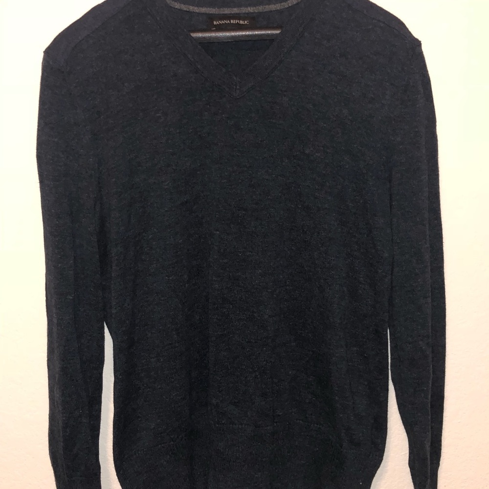 Men’s v-neck sweater